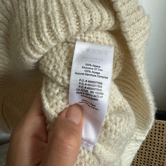 Aritzia. Cream turtle-neck sweater. 100% Alpaca. Comfortable fit. - Picture 8 of 8